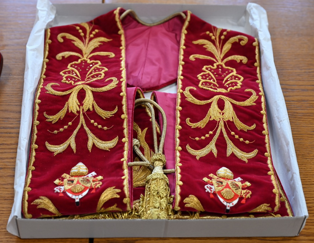 Donati al Centro Studi Ratzinger di Bydgoszcz alcuni oggetti-ricordo di Benedetto XVI